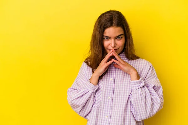 Mujer Caucásica Joven Aislada Sobre Fondo Amarillo Que Inventa Plan —  Fotos de Stock