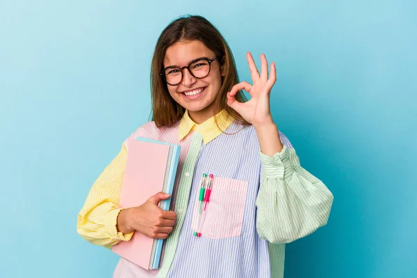 Ung Kaukasiska Student Kvinna Håller Böcker Isolerade Blå Bakgrund Glad — Stockfoto