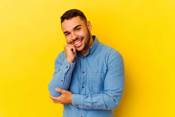 Jovem Caucasiano Isolado Fundo Amarelo Sorrindo Feliz Confiante Tocando Queixo — Fotografia de Stock