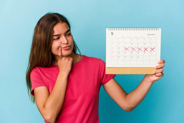 Giovane Donna Caucasica Possesso Calendario Isolato Sfondo Blu — Foto Stock