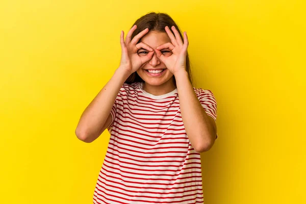 Giovane Donna Caucasica Isolato Sfondo Giallo Mostrando Segno Sopra Gli — Foto Stock