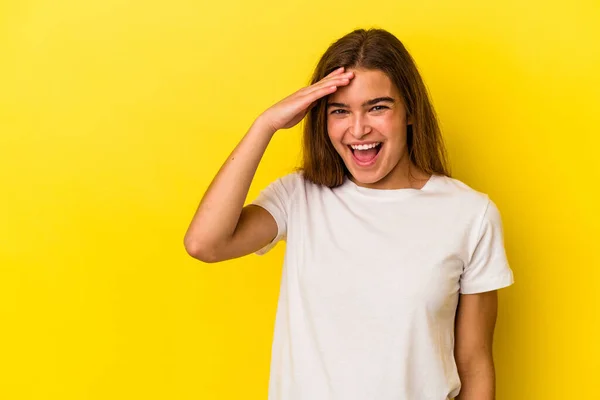 Mujer Caucásica Joven Aislada Sobre Fondo Amarillo Grita Fuerte Mantiene — Foto de Stock