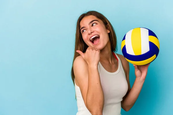 Jovem Caucasiana Jogando Vôlei Isolado Pontos Fundo Azul Com Dedo — Fotografia de Stock