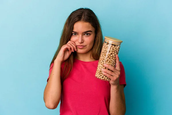 Jovem Caucasiano Segurando Grão Bico Jar Isolado Fundo Branco Com — Fotografia de Stock