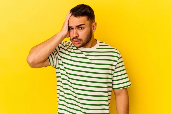 Junge Kaukasische Mann Isoliert Auf Gelbem Hintergrund Schockiert Sie Erinnert — Stockfoto