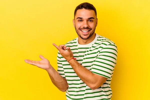 Jonge Blanke Man Geïsoleerd Gele Achtergrond Opgewonden Met Een Kopieerruimte — Stockfoto