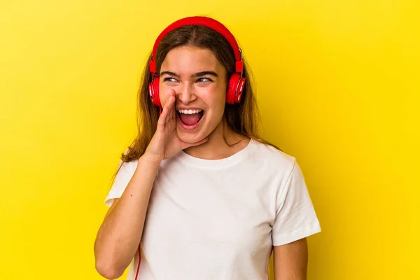 Νεαρή Καυκάσια Γυναίκα Που Ακούει Μουσική Απομονωμένη Κίτρινο Φόντο Φωνάζοντας — Φωτογραφία Αρχείου
