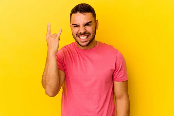 Mladý Běloch Izolovaný Žlutém Pozadí Ukazující Rockové Gesto Prsty — Stock fotografie