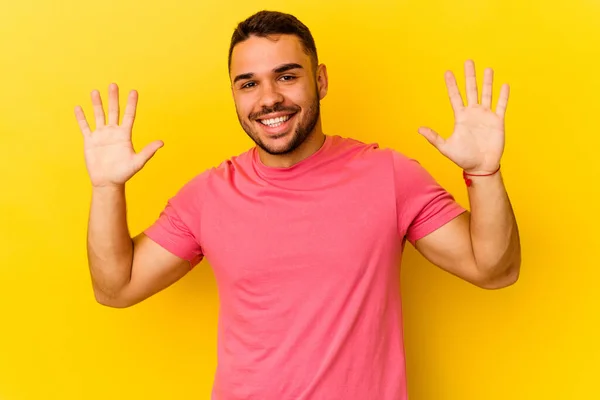 Jonge Blanke Man Geïsoleerd Gele Achtergrond Vrolijk Lachen Veel Geluksconcept — Stockfoto