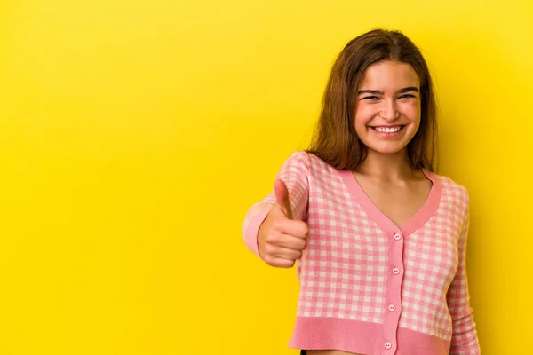 Mujer Joven Caucásica Aislada Sobre Fondo Amarillo Sonriendo Levantando Pulgar — Foto de Stock