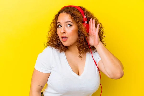 Joven Mujer Latina Con Curvas Escuchando Música Aislada Sobre Fondo —  Fotos de Stock