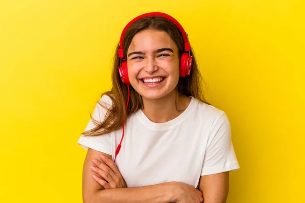 Νεαρή Καυκάσια Γυναίκα Που Ακούει Μουσική Απομονωμένη Κίτρινο Φόντο Γελώντας — Φωτογραφία Αρχείου