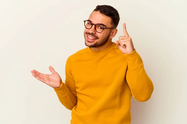 Giovane Uomo Caucasico Isolato Sfondo Bianco Azienda Mostrando Prodotto Portata — Foto Stock