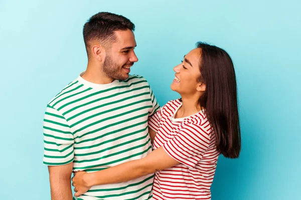 Pareja Joven Raza Mixta Aislada Sobre Fondo Azul — Foto de Stock