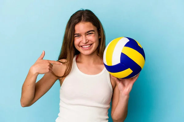 Jovem Caucasiana Jogando Vôlei Isolado Fundo Azul Pessoa Apontando Mão — Fotografia de Stock