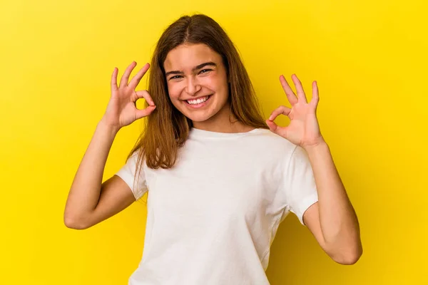 Joven Mujer Caucásica Aislada Sobre Fondo Amarillo Alegre Confiado Mostrando — Foto de Stock