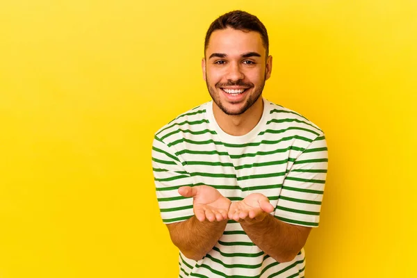 Jovem Caucasiano Isolado Fundo Amarelo Lábios Dobráveis Segurando Palmas Para — Fotografia de Stock