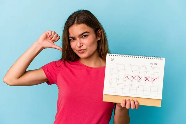 Giovane Donna Caucasica Possesso Calendario Isolato Sfondo Rosa Sente Orgoglioso — Foto Stock