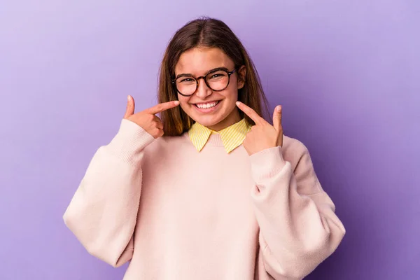 Jovem Caucasiana Isolada Fundo Roxo Sorri Apontando Dedos Para Boca — Fotografia de Stock