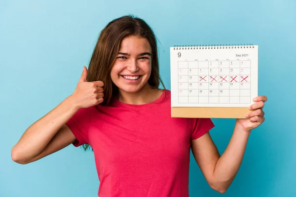 Giovane Donna Caucasica Possesso Calendario Isolato Sfondo Blu — Foto Stock