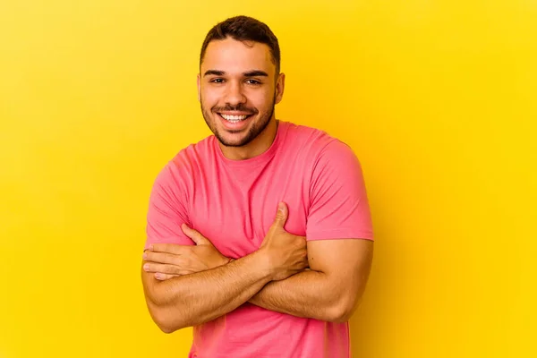 Jonge Blanke Man Geïsoleerd Gele Achtergrond Lachen Plezier Hebben — Stockfoto