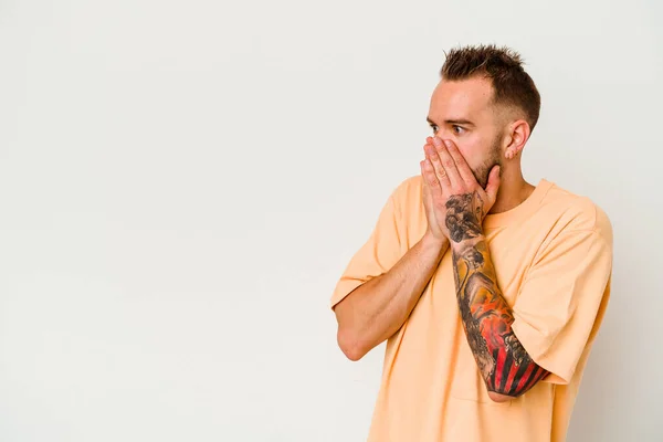 Jonge Getatoeëerde Blanke Man Geïsoleerd Witte Achtergrond Attent Zoek Naar — Stockfoto