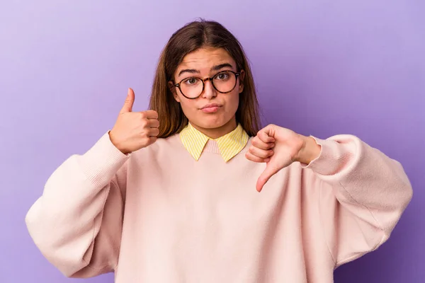 Mujer Joven Caucásica Aislada Sobre Fondo Púrpura Mostrando Pulgares Hacia —  Fotos de Stock