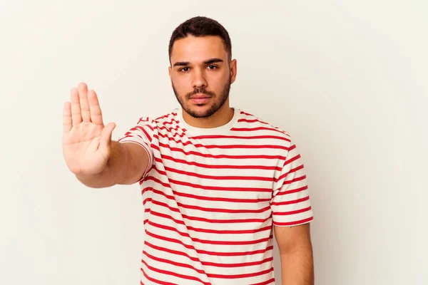 Giovane Uomo Caucasico Isolato Sfondo Bianco Piedi Con Mano Tesa — Foto Stock