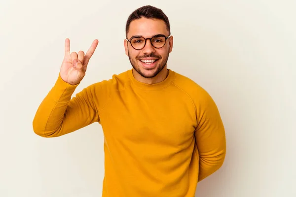 Giovane Uomo Caucasico Isolato Sfondo Bianco Mostrando Gesto Roccia Con — Foto Stock