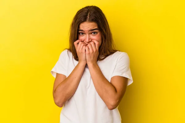 Young Caucasian Woman Isolated Yellow Background Biting Fingernails Nervous Very — Stock Photo, Image