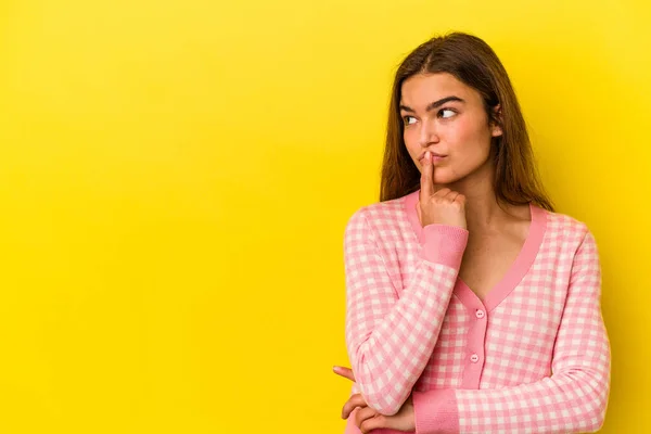 Young Caucasian Woman Isolated Yellow Background Looking Sideways Doubtful Skeptical — Stock Photo, Image