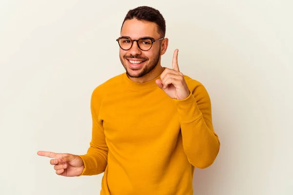 Jonge Blanke Man Geïsoleerd Witte Achtergrond Wijzend Naar Verschillende Kopieerruimtes — Stockfoto