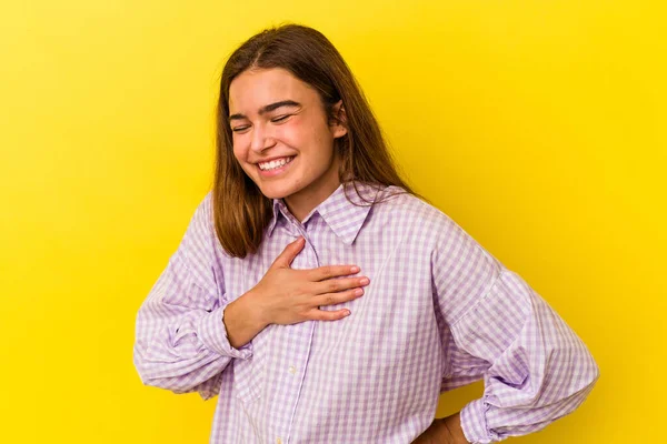 Mulher Caucasiana Jovem Isolado Fundo Amarelo Rindo Mantendo Mãos Coração — Fotografia de Stock