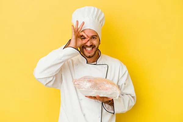 Mladý Kavkazský Kuchař Muž Drží Kuře Izolované Žlutém Pozadí Vzrušený — Stock fotografie