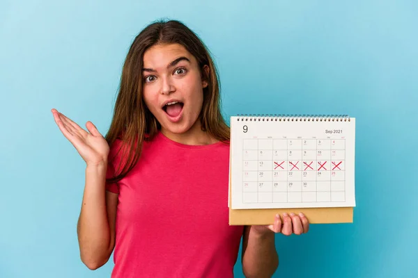 Giovane Donna Caucasica Possesso Calendario Isolato Sfondo Rosa Sorpreso Scioccato — Foto Stock