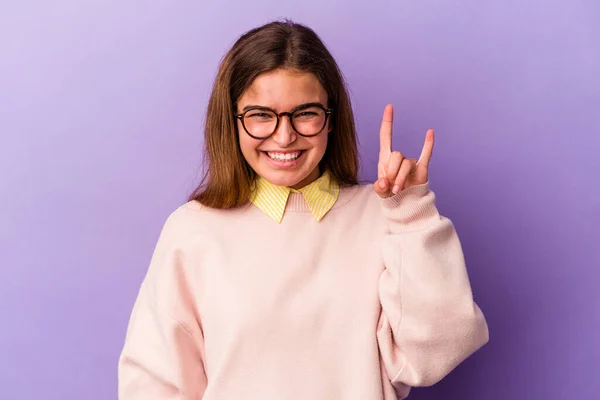 Mulher Caucasiana Jovem Isolado Fundo Roxo Mostrando Gesto Chifres Como — Fotografia de Stock