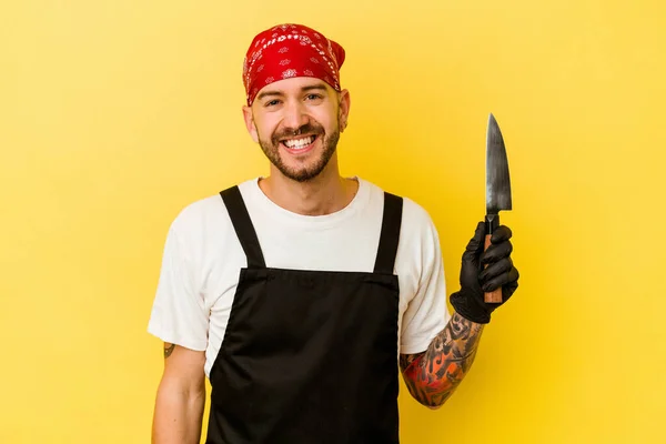 若いです入れ墨バッチャーCaucasian男保持Aナイフ隔離上の黄色の背景幸せな 笑顔と陽気な — ストック写真