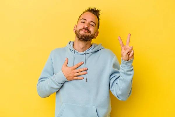 Junger Tätowierter Kaukasischer Mann Auf Gelbem Hintergrund Der Einen Eid — Stockfoto