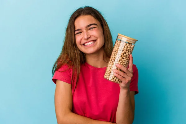 Jovem Caucasiano Segurando Grão Bico Jar Isolado Fundo Branco Rindo — Fotografia de Stock