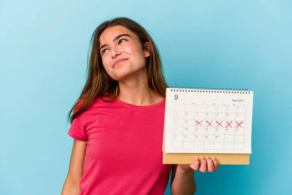 Giovane Donna Caucasica Possesso Calendario Isolato Sfondo Rosa Sognando Raggiungere — Foto Stock