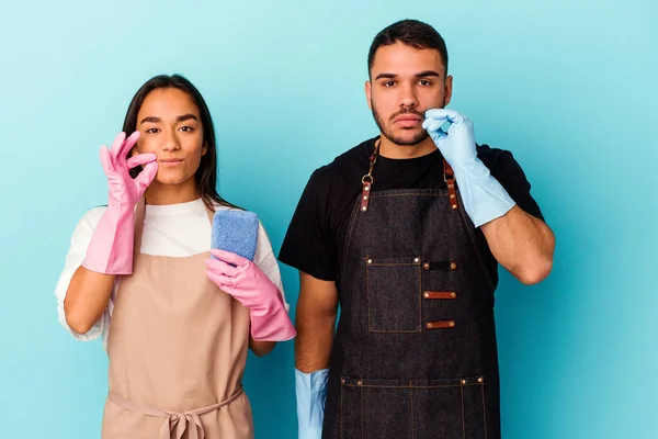 Jong Gemengd Ras Paar Schoonmaken Huis Geïsoleerd Blauwe Achtergrond Met — Stockfoto