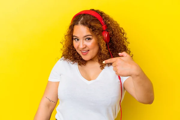 Mujer Latina Joven Con Curvas Escuchando Música Aislada Fondo Amarillo —  Fotos de Stock