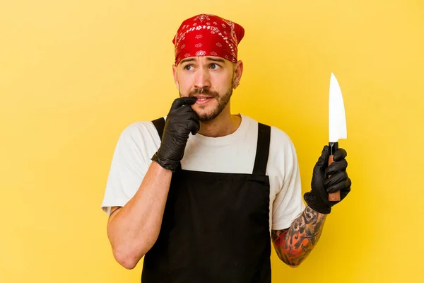 Jeune Homme Caucasien Tatoué Batcher Tenant Couteau Isolé Sur Fond — Photo