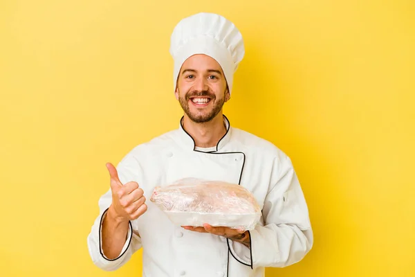 Mladý Kavkazský Kuchař Muž Drží Kuře Izolované Žlutém Pozadí Úsměvem — Stock fotografie