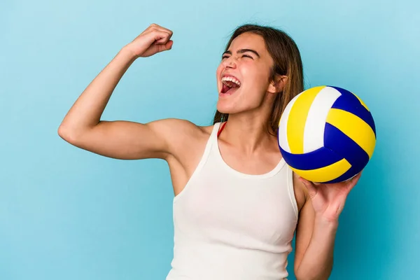 Giovane Donna Caucasica Che Gioca Pallavolo Isolato Sfondo Blu Alzando — Foto Stock