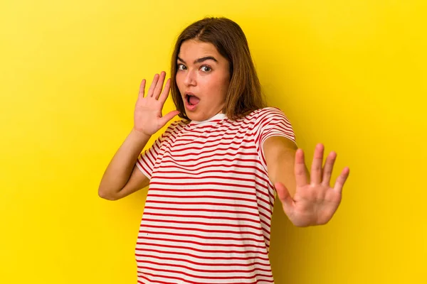 Mujer Caucásica Joven Aislada Sobre Fondo Amarillo Siendo Sorprendida Debido — Foto de Stock