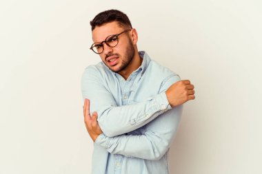 Beyaz arka planda izole edilmiş beyaz tenli genç bir adam kötü bir hareketin ardından acı çekiyor..