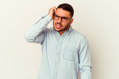 Beyaz arka planda izole edilmiş genç beyaz bir adam zaferi, tutkuyu ve coşkuyu kutluyor, mutlu bir ifade..