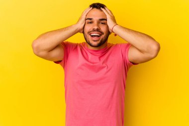 Sarı arka planda izole edilmiş genç beyaz bir adam çığlık atıyor, çok heyecanlı, tutkulu, bir şeyden memnun..