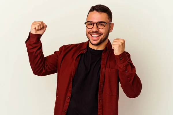 Joven Caucásico Aislado Sobre Fondo Blanco Bailando Divirtiéndose —  Fotos de Stock